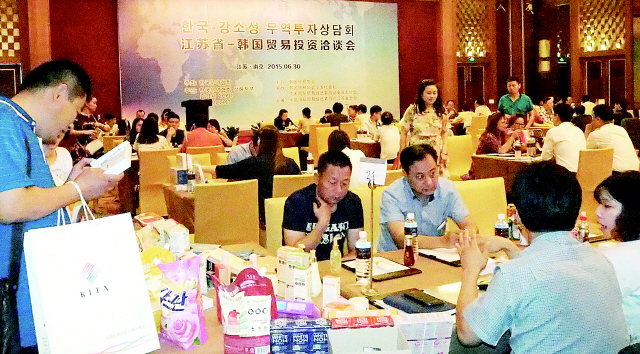 지난달 30일 중국 남경에서 열린 제1차 한중 에프티에이(FTA) 무역촉진단 수출상담회에서 중국 바이어들과 우리 업체 관계자들이 상담을 하고 있다. 한국무역협회 제공