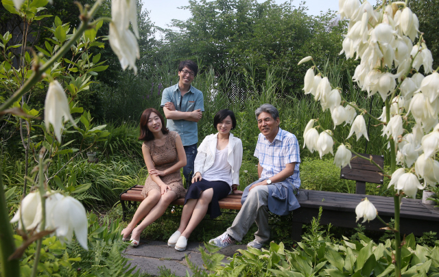 한겨레문학상 20돌을 맞아 역대 수상자와 심사위원 넷이 모였다. 왼쪽부터 2008년 13회 수상자 윤고은, 2009년 14회 수상자 주원규, 올해 수상자인 한은형, 그리고 가장 많은 심사를 맡았던 작가 박범신. 신소영 기자 viator@hani.co.kr
