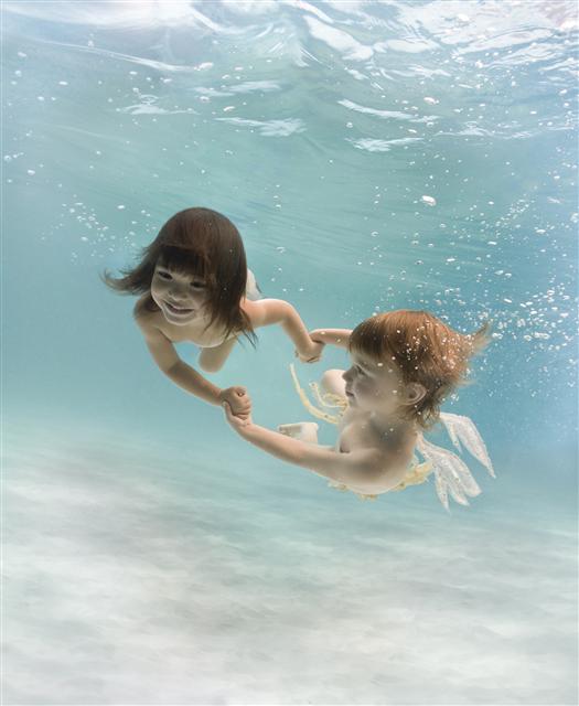 제나 할러웨이가 동화작가 찰스 킹즐리의 작품 <물의 아이들>의 내용을 재해석해 2005~2007년 작업한 ‘워터베이비’ 연작. 