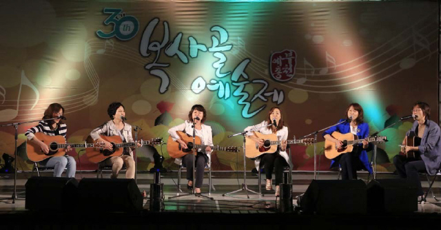 주부들로 구성된 아마추어 여성포크그룹 ‘낮은음자리’