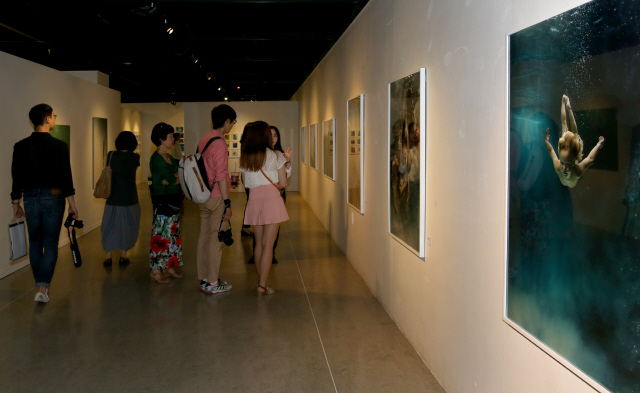 2일 오전 프리오픈한 한가람미술관 전시장에서 관람중인 관객들 모습.