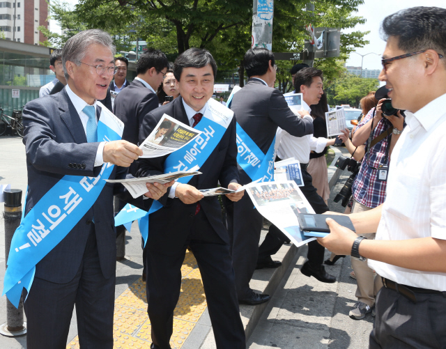 새정치민주연합 문재인 대표(왼쪽)와 이종걸 원내대표가 2일 낮 서울 여의도역 앞에서 대통령이 거부권을 행사한 국회법 재의 표결에 새누리당의 참여를 촉구하는 홍보물을 시민들에게 나눠주고 있다. 사무총장 인선에 반발해 당무를 거부해 온 이 원내대표는 이날부터 지도부 일정에 참여했다.   이정우 선임기자 woo@hani.co.kr