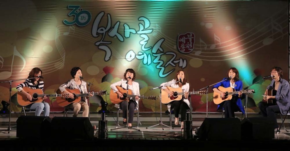 여성포크그룹 ‘낮은음자리’. 사진 낮은음자리 제공