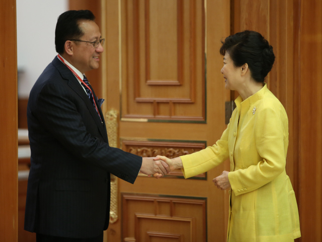 박근혜 대통령이 2일 오전 청와대 본관 접견실에서 ‘5개 중견국 협의체(MIKTA) 국회의장단 회의’를 위해 내한한 인도네시아 이르만 구스만 상원의장과 악수를 나누고 있다. 청와대사진기자단