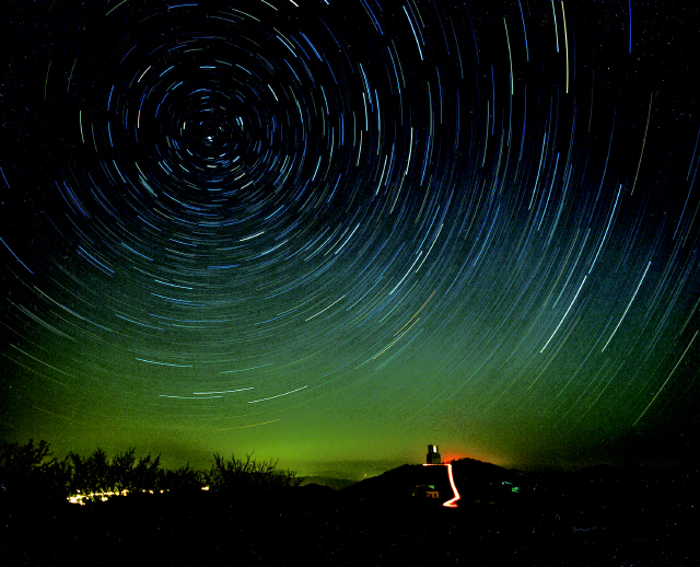 경북 영천의 보현산천문대에는 소백산천문대의 3배에 이르는 1.8m 구경의 반사망원경이 있다. 보현산천문대 주변 별의 일주운동을 찍은 모습. 한국천문연구원 제공