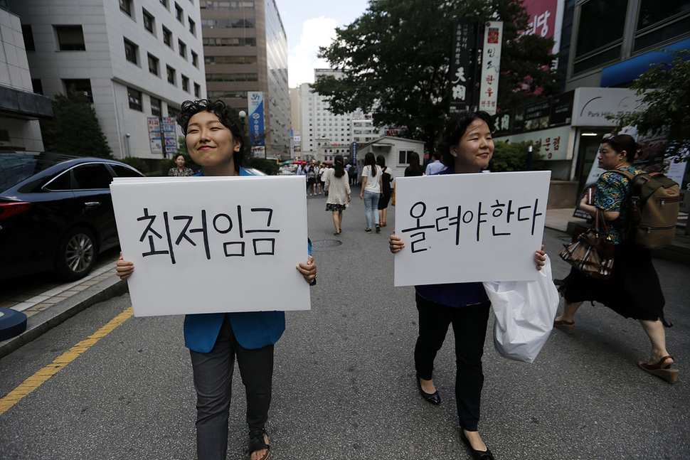 알바노조 이가현(24, 왼쪽), 박정하(21) 조합원이 3일 낮 서울 영등포구 여의도 새누리당사 앞에서 박근혜 대통령의 어투를 풍자하며서 최저임금 인상을 요구하는 퍼포먼스를 하고 있다. 김명진 기자 littleprince@hani.co.kr