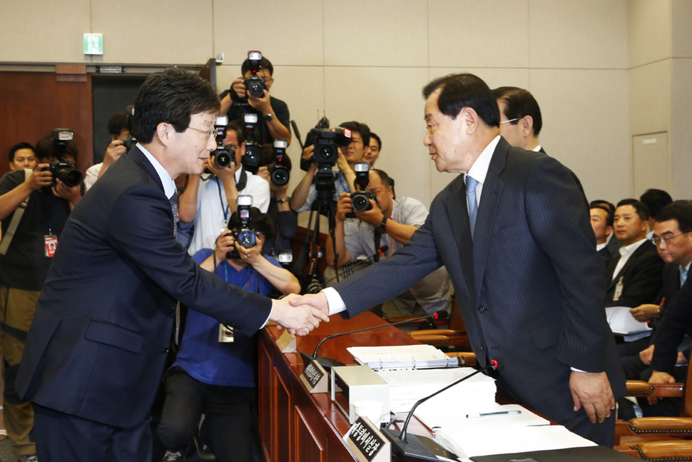 3일 국회에서 열린 국회 운영위원회 전체회의 오후 속개에 앞서 유승민 국회 운영위원장과 이병기 대통령 비서실장이 악수하고 있다. 이정아 기자 leej@hani.co.kr