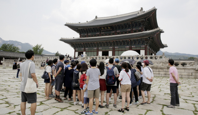  문화재청이 7월 한 달 동안 경복궁을 비롯한 고궁과 조선왕릉을 무료 개방하기로 한 첫 주말인 5일 낮 서울 세종로 경복궁을 찾은 시민들이 근정전 앞에 모여 고궁해설사의 설명을 듣고 있다.  
강재훈 선임기자 khan@hani.co.kr