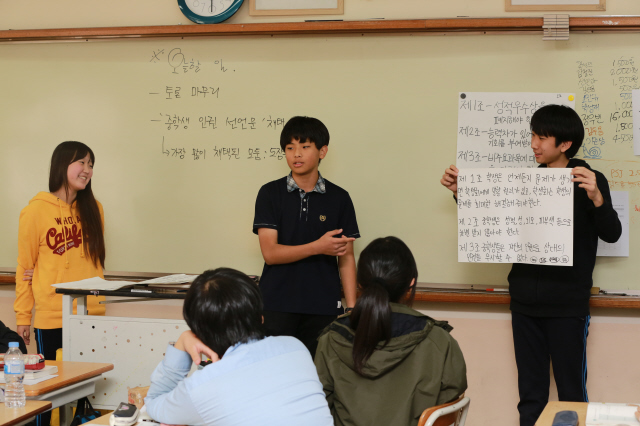 지난해 10월16일 오후 서울 강서구 방화동 혁신학교인 삼정중학교에서 아이들이 모둠별 토론 수업을 하고 있다. 류우종 기자  wjryu@hani.co.kr
