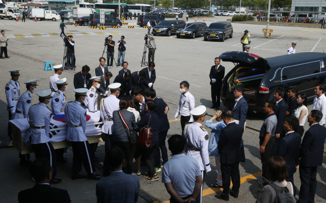 중국 연수중 버스 사고로 숨진 공무원 등 10명의 주검이 6일 오후 인천공항에 도착해 운구차로 옮겨지고 있는 가운데 유가족들이 운구를 붙잡고 오열하고 있다.  인천공항/신소영 기자 viator@hani.co.kr