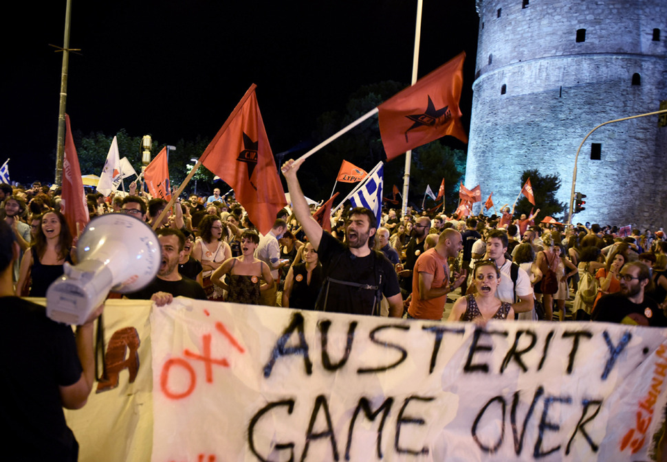 5일(현지 시각) 그리스 제2의 도시 테살로니키에서 반대 투표 지지자들이 반대가 압도적으로 나온 국민투표 결과에 환호하고 있다. 테살로니키/AP 연합뉴스