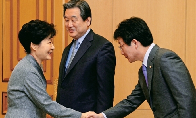 유승민 의원이 원내대표로 당선된 지난 2월 김무성 새누리당 대표와 함께 청와대에서 박근혜 대통령을 만나고 있다. 세 사람은 2005년 당대표(박근혜), 사무총장(김무성), 대표 비서실장(유승민)으로 만난 인연이 있다. 청와대사진기자단