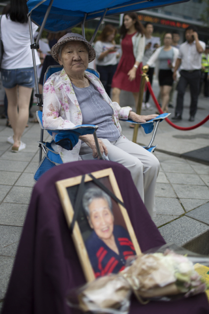 ‘제1186차 일본군 위안부 문제 해결을 위한 정기수요집회’가 열린 8일 낮, 서울 종로구 중학동 일본대사관 앞에서 지난 5일 별세한 일본군 위안부 피해자 고 최금선 할머니의 영정사진을 길원옥 할머니가 바라보고 있다. 올들어 7명의 일본군 위안부 피해자가 세상을 떠나, 정부 등록 위안부 피해 생존자는 48명이 남았다.  김성광 기자 flysg2@hani.co.kr