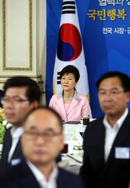 박근혜 대통령이 8일 낮 청와대에서 열린 전국 시장·군수·구청장과의 오찬에서 지방자치 20주년 동영상을 보고 있다. 이정용 기자 lee312@hani.co.kr