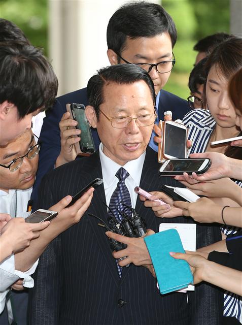 탈세, 횡령, 개인회생 사기 등 혐의로 검찰에 소환된 박성철 신원그룹 회장이 8일 오전 서울 서초동 서울중앙지검에 들어서고 있다. 연합뉴스