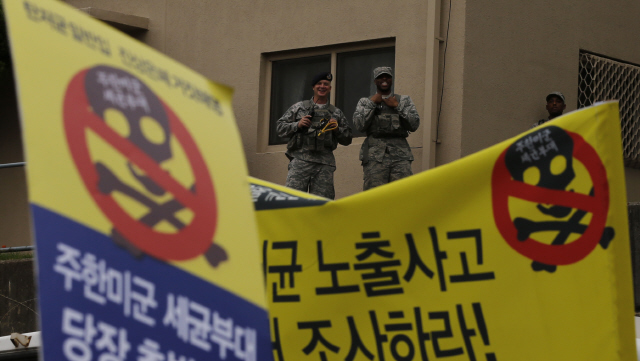 주한미군들이 지난 11일 오후 경기도 평택시 신장동 오산미군공군기지 정문 앞에서 열린 ‘주한미군의 탄저균 불법 반입 규탄, 세균전 실험실 및 훈련부대 폐쇄 촉구 국민대회’에 참석한 시위대를 보며 웃고 있다. 평택/이종근 기자 root2@hani.co.kr