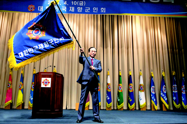 지난 4월10일 서울 성동구 재향군인회 본관에서 진행된 제35대 회장 선거에서 당선이 확정된 조남풍 회장이 재향군인회 깃발을 흔들고 있다.  재향군인회 제공