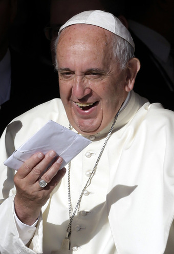 11일(현지시각) 파라과이 아순시온 외곽의 한 어린이병원을 방문해 연설한 프란시스코 교황이 한 어린이한테서 받은 편지를 손에 든 채 웃고 있다.  AP 연합뉴스