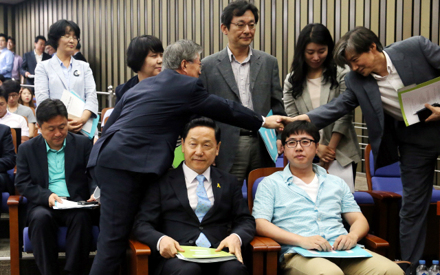 문재인 새정치민주연합 대표(앞줄 맨왼쪽)가 13일 오전 ‘김상곤 혁신안’을 논의하기 위해 열린 당무위원회 시작에 앞서 조국 혁신위원 등과 악수하고 있다. 김경호 선임기자 jijae@hani.co.kr