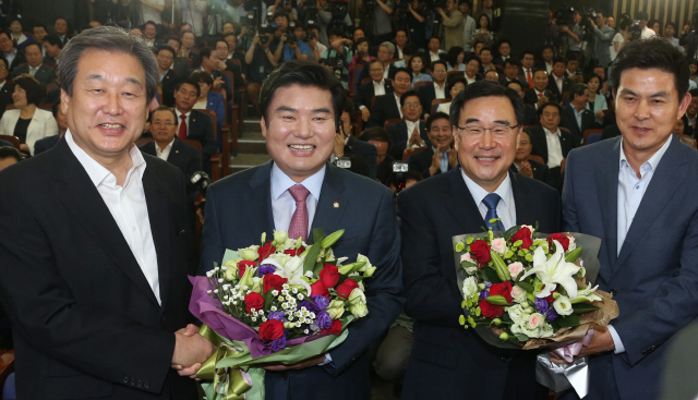 꽃다발 받고 활짝 새누리당 원유철 원내대표(가운데)와 김정훈 정책위의장(오른쪽)이 14일 오전 국회에서 열린 의원총회에서 단일후보로 합의 추대된 뒤 김무성 대표(왼쪽)한테서 꽃다발을 받고 있다. 이정우 선임기자 woo@hani.co.kr