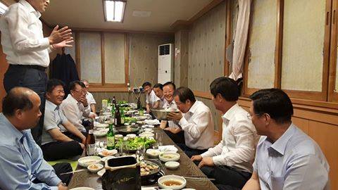홍준표 경남지사가 소통을 강화한다며 경남도의원들과 어울려 술을 마시고 노래를 부르는 모습을 찍은 사진이 페이스북을 통해 빠르게 확산되고 있다. 사진 정장수 비서실장 페이스북