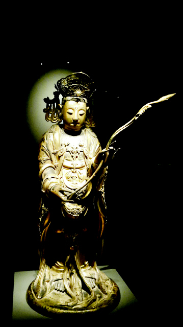 삼성미술관리움의 ‘세밀가귀’전에 선보인 조선 전기 목조보살입상(개인 소장).