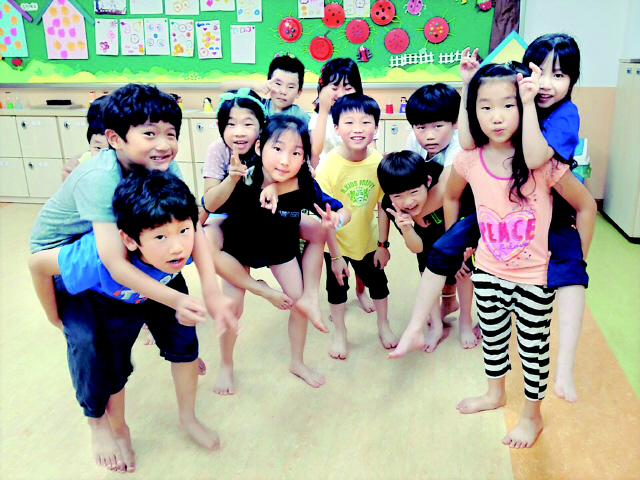 장학초등학교 학생들이 지난 3~4일 교실에서 ‘하룻밤 자기 체험’에 참여해 수건돌리기와 꼬리잡기 등의 놀이를 한 뒤 벌칙으로 친구를 업어주고 있다. 장학초등학교 제공