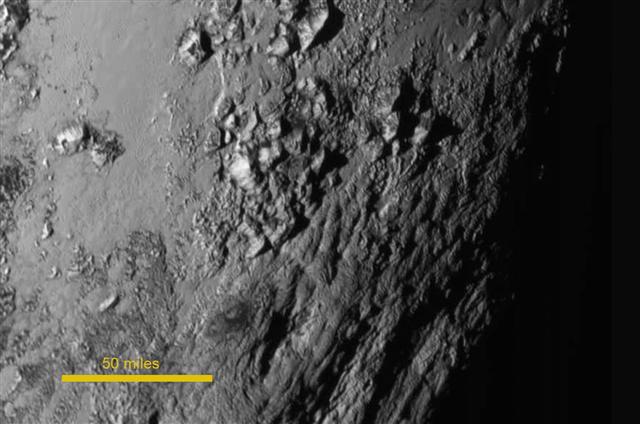 미국 항공우주국(NASA·나사)이 15일 공개한 명왕성의 확대 사진에서 최고 3300m 높이의 얼음 산맥이 모습을 드러내고 있다. 이 사진은 무인탐사선 뉴호라이즌스호가 전날 명왕성에 가장 근접하기 1시간 반 전에 찍은 것이다.