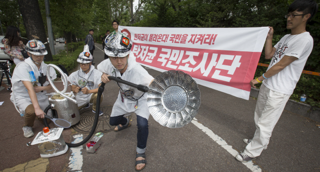 지난 5월 주한미군이 주피터 프로그램에 따라 용산과 오산 등에 위치한 미군기지 실험실에서 대량살상 생물무기의 실험과 훈련을 실시해왔음이 밝혀졌다. 국민의 생명과 안전을 지켜야 할 정부는 별 의미 없는 합의권고문 정도 수준에서 ‘한-미 주둔군지위협정(SOFA·소파)’ 개선을 이야기했다. 16일 오전 서울 용산구 미군 용산기지 3번 출입구 앞에서 탄저균 불법 반입 및 실험에 대한 전반적인 진상규명을 요구하는 집회가 열렸다.  김성광 기자 flysg2@hani.co.kr