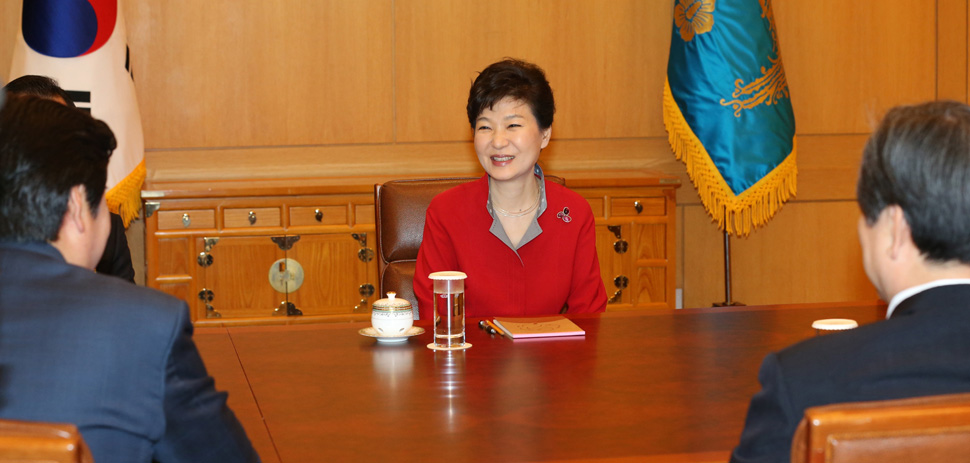 박근혜 대통령이 16일 청와대를 방문한 새누리당 김무성 대표 등 지도부의 발언을 듣고 있다. 2015.7.16 연합