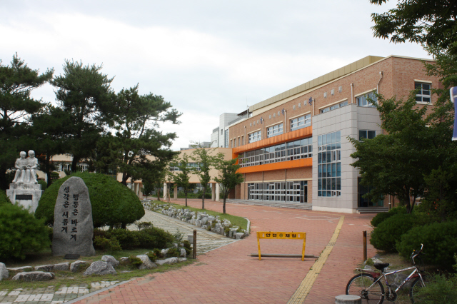 그가 다녔던 청옥고등공민학교 자리(남산동 2113)에는 지금 명덕초등학교 체육관인 명덕관이 들어서 있다.