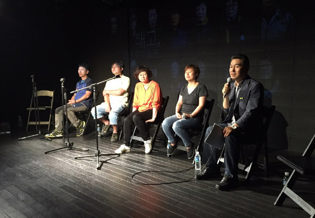 지난 17일 열린 토크콘서트 ‘3년 전 만난 해고노동자들, 지금은 어떻게 살고 있나요’에서 해고노동자들과 하종강 성공회대 노동아카데미 주임교수가 이야기를 나누고 있다. 박종식 기자 anaki@hani.co.kr