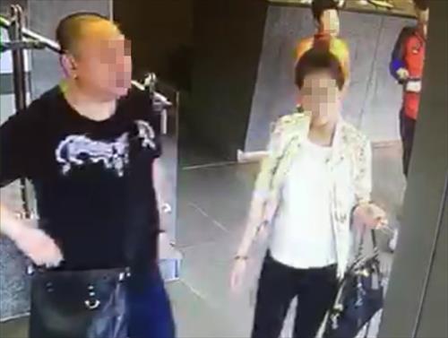 서울지방경찰청 국제범죄수사대는 정부 기관을 사칭해 "개인정보가 유출됐다"는 등 전화금융 사기행각(보이스피싱)을 벌여 수십억원을 챙긴 혐의(사기 등)로 총책 유모(41·중국동포)씨를 구속했다고 19일 밝혔다. 사진은 유씨와 유씨의 아내가 국내로 신혼여행을 왔던 지난 5월 대구의 한 호텔 폐쇄회로(CC)TV에 찍힌 모습. 연합뉴스