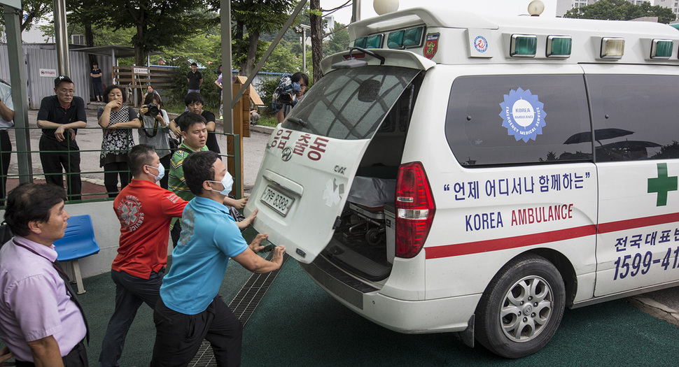 18일 숨진 채 발견된 국정원 직원 임아무개(45)씨의 주검이 19일 낮 경기도 용인시 처인구 용인세브란스병원 장례식장에서 나와 구급차에 실리고 있다.용인/김성광 기자 flysg2@hani.co.kr