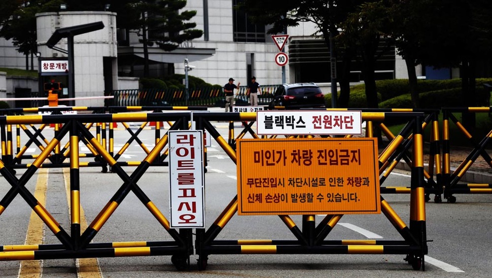 19일 오전 서울 강남구 내곡동 ‘국정원 행킹 사건‘과 관련해 논란이 일고 있는 국정원 들머리 모습. 이종근 기자 root2@hani.co.kr