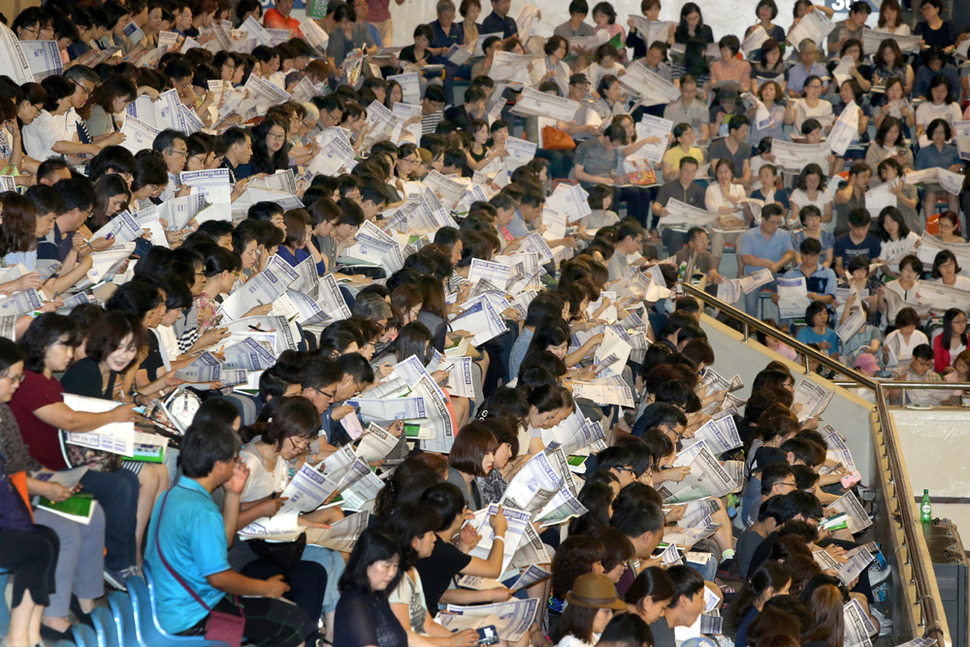 19일 오후 서울 성동구 한양대학교 체육관에서 입시학원들이 주최한 ‘2016 대입 수시 지원전략 설명회’에 참가한 학부모와 학생들이 설명을 듣고 있다. 탁기형 선임기자 khtak@hani.co.kr