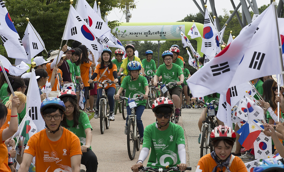 20일 오전 세계 45개국에서 온 400여 명의 재외동포 청소년들이 태극기 사이로 자전거 행진을 출발해 비무장지대 안 행진코스로 향하고 있다. 파주/김성광 기자 flysg2@hani.co.kr