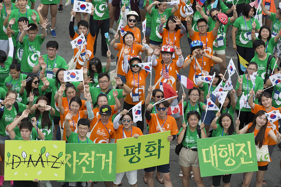 20일 오전 경기도 파주시 임진각 망배단 앞에서 이 행사 출정식에 참가한 세계 45개국에서 온 400여 명의 재외동포 청소년들이 ‘통일 대박‘을 외치며 손을 흔들고 있다. 파주/김성광 기자 flysg2@hani.co.kr