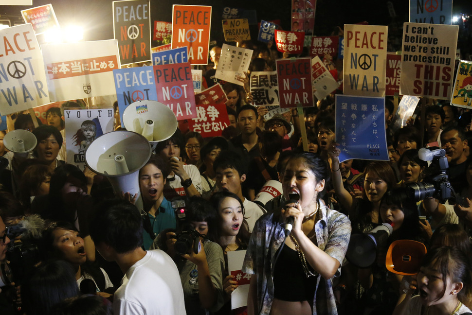 지난 17일 일본 도쿄 국회의사당 앞에서 열린 아베 정권의 집단적 자위권 행사를 위한 안보법안 강행통과에 반대하는 시위에 많은 청년 학생들이 참가해 구호를 외치고 있다. 이들은 “우리들은 아무도 전쟁 따위는 원하지 않는다” “전쟁 반대” 등의 팻말을 들고 있다.