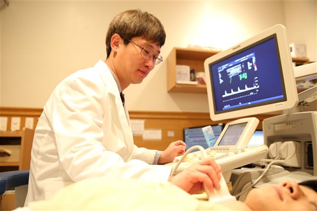 목의 동맥(경동맥)이 정상보다 좁아져 있는지 확인하려고 경동맥 초음파 검사를 하고 있다. 이 동맥이 좁아져 있으면 치매에 걸릴 위험이 커진다는 연구 결과가 최근 나왔다. 분당서울대병원 제공