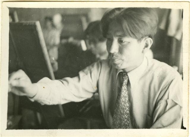 해방 뒤 서울 돈암동에서 성북회화연구소(1946~1950)를 운영할 당시 이쾌대의 작업 모습. 전시에 처음 공개되는 사진이다.