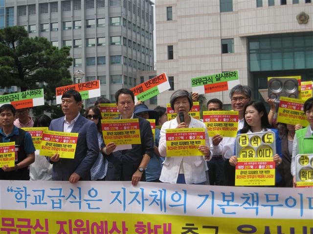 울산시민 300여명은 21일 울산시청 주변에 둘러서서 예산 300억원을 추가편성해 울산지역 모든 초·중학생들에게 무상급식을 실시하자고 울산시에 제안했다.