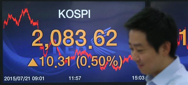 코스피가 21일 3거래일 만에 반등해 2080선을 회복했다. 코스피는 이날 10.31(0.50％) 오른 2083.62에 장을 마쳤다. 이날 오후 서울 중구 외환은행 본점 딜링룸에서 직원이 업무를 보고 있다. 연합뉴스