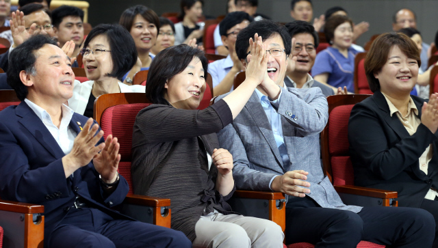 심상정 정의당 신임대표(왼쪽)와 천호선 전 대표가 21일 오전 국회 의원회관에서 열린 당대표단 이·취임식에서 손뼉을 마주치고 있다. 김경호 선임기자 jijae@hani.co.kr