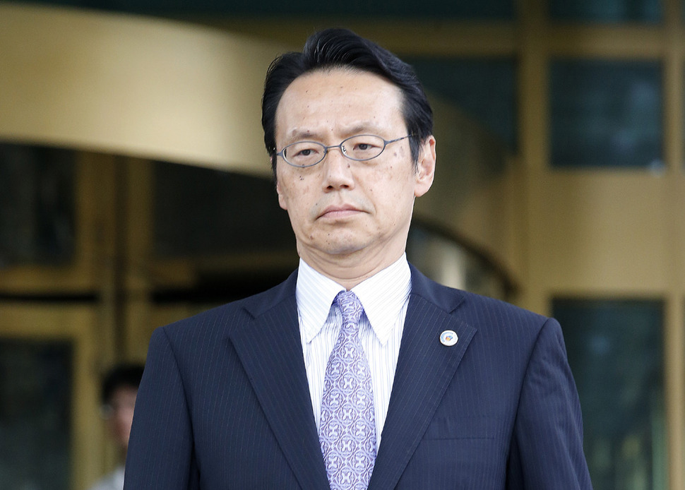 21일 오후 가나스기 겐지 주한 일본대사관 총괄영사가 2015년도 일본 방위백서의 독도 영유권 주장과 관련해 서울 도렴동 외교부 청사로 초치 돼 이상덕 외교부 동국아 국장을 만난 뒤 돌아가고 있다 . 2015.7.21  (서울=연합뉴스)