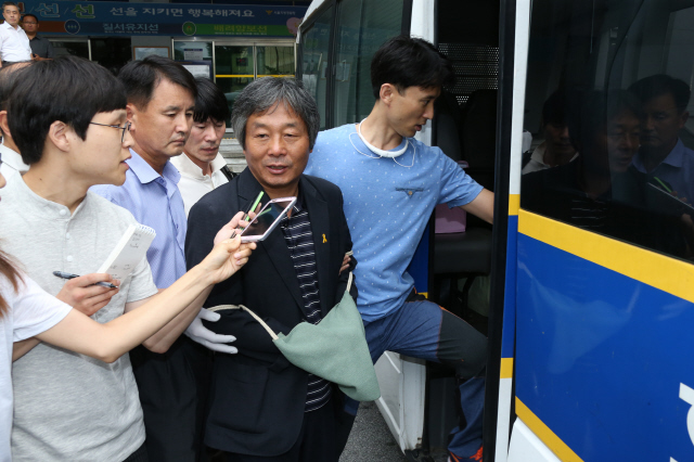 박래군 ‘4월16일의 약속 국민연대’ 상임운영위원이 22일 오전 서울 종로경찰서에서 서울중앙지검으로 송치되기 위해 호송버스에 오르며 기자들의 질문에 답하고 있다. 이정우 선임기자 woo@hani.co.kr
