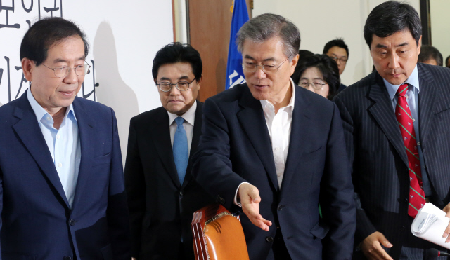 문재인 새정치민주연합 대표(오른쪽 둘째)가 22일 오전 국회에서 열린 최고위원회의에서 서울시 자치 분권 강화 방안 설명 등을 위해 참석한 박원순 서울시장(맨 왼쪽)에게 자리를 권하고 있다.   김경호 선임기자 jijae@hani.co.kr