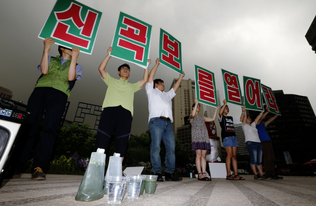 서울환경운동연합 회원들이 22일 오전 서울 중구 태평로 서울광장에서 한강하류 녹조 발생 원인으로 지목된 신곡수중보의 전면 개방과 검증을 통한 전면 철거를 촉구하고 있다. 이종근 기자 root2@hani.co.kr