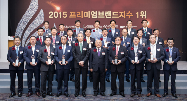 한국표준협회는 22일 서울 소공동 롯데호텔에서 프리미엄브랜드지수(KS-PBI) 1위 인증 수여식을 했다. 프리미엄브랜드지수는 한국표준협회와 서울대 경영연구소가 공동으로 개발한 브랜드 가치 평가 모델로, 브랜드의 강점과 약점은 물론 미래 가치까지 진단하는 지수다.