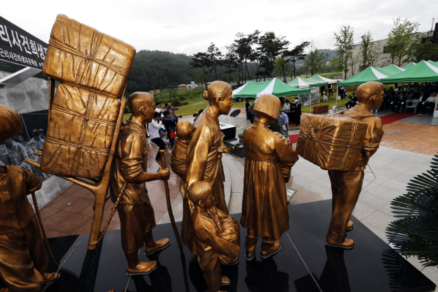 65주기 노근리사건 희생자 합동위령제가 23일 오전 충북 영동군 황간면 노근리평화공원에서 열렸다. 17번째 열린 이날 위령제에서 당시 희생된 피난민들을 형상화한 인물상 뒤로 참석자들이 헌화·분향을 한 뒤 묵념하고 있다. ‘노근리 사건’은 한국전쟁 초기였던 1950년 7월25~29일, 이곳 경부선 철도 쌍굴다리 등에서 미군이 피난민 대열을 향해 비행기 폭격과 기관총 사격을 가한 사건이다. 정부는 2005년 유족 등의 신고를 받아 사망 150명, 행방불명 13명, 후유장애 63명을 피해자로 확정했다. 영동/이종근 기자 root2@hani.co.kr